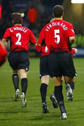 Rio Ferdinand (re.) und Gary Neville (beide Manchester United) - Einmarsch Fußball Herren English Premier League 2003 2004, 1. Englische Liga, Bolton - Manchester United 0:2, ManU Gruppe Bolton