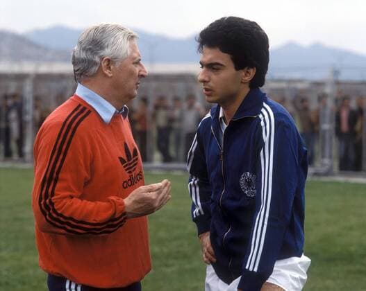 Bundestrainer Jupp Derwall (li.) im Gespräch mit Hans Müller (beide BR Deutschland) Fußball EM Herren DEUTSCHSPRACHIGE SPORTZEITSCHRIFTEN UND -ZEITUNGEN NUR NACH RÜCKSPRACHE, Europameisterschaft 1980 Gruppe