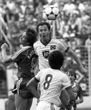 Franz Beckenbauer (re., HSV) setzt sich gegen Edmund Becker (li., KSC) durch Fußball 1. BL Herren Saison 1981 1982, Hamburger SV - Karlsruher SC 3:3, Karlsruhe Gruppe Hamburg Dynamik,