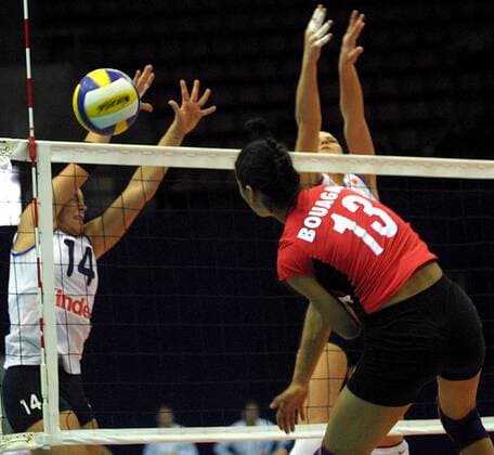 Atika Bouagaa (vorn, Deutschland) - Schmetterschlag gegen den italienischen Block Volleyball Länderspiel Damen Olympiaqualifikation 2004, Länderspiel, Qualifikation, Qualifikationsturnier, Nationalteam, Vdig Gruppe Baku Dynamik,