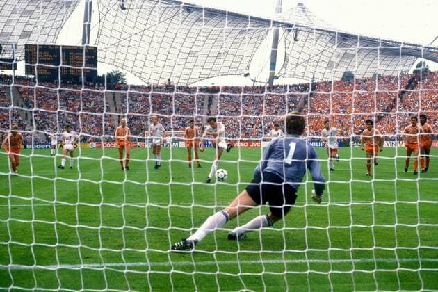 Fußball, EM Finale 1988 in München, Niederlande - Sowjetunion 2:0 Torwart Hans van Breukelen (Holland) hält den Elfmeter von Igor Belanov (UdSSR) Fußball EM Herren Europameisterschaft 1988, Länderspiel, Nationalmannschaft, Nationalteam, Nationaltrikot, Vdia Gruppe München Dynamik, Abwehr,