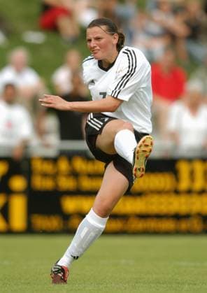 Pia Wunderlich (Deutschland) zieht ab Fußball Damen M. Voss Abschiedsspiel 2003, Abschied, Nationalmannschaft, Nationalteam, Nationaltrikot, Vdig, Einzelbild Duisburg Dynamik,