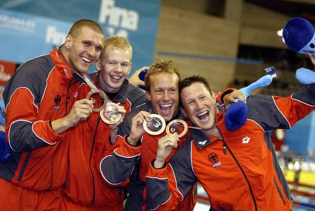 Bronze für die deutsche Freistilstaffel v. li.: Stefan Herbst, Johannes Österling, Lars Conrad und Christian Keller Schwimmen WM Herren Weltmeisterschaft 2003, Schwimmsport, Vdig, Gruppe Barcelona Begeisterung, Freude,