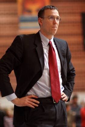 Trainer Chris Fleming (Dragons Quakenbrück) nachdenklich Basketball 1. BL Herren BBL 2003 2004, Würzburg - Artland Dragons Quakenbrück 91:87 Einzelbild Würzburg Nachdenklichkeit, Skepsis,