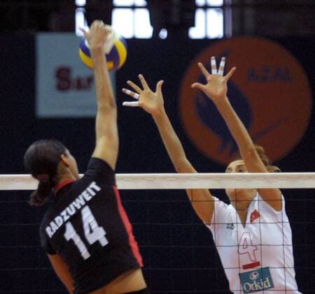 Özlem Özcelik (Türkei, re.) stellt den Block gegen Kathy Radzuweit (Deutschland) Volleyball Länderspiel Damen Olympiaqualifikation 2004, Länderspiel, Qualifikation, Qualifikationsturnier, Gruppe Baku Dynamik,
