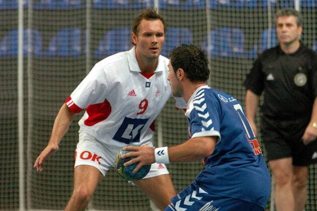 Zikica Milosavljevic (Serbien und Montenegro, re.) gegen Lars Christiansen (Dänemark) Handball Länderspiel Herren Sechsländerturnier 2004, 6-Länder-Turnier, Sechs-Länderturnier, Länderspiel Gruppe Moskau