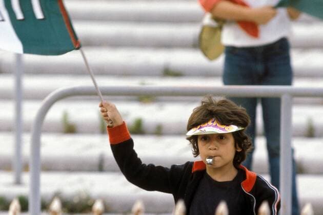 Ein italienischer Junge unterstützt die Squadra Azurra Fußball EM Herren DEUTSCHSPRACHIGE SPORTZEITSCHRIFTEN UND -ZEITUNGEN NUR NACH RÜCKSPRACHE, Europameisterschaft 1980 Einzelbild Länderspiel, Spiel um Platz 3, Nationalteam Neapel
