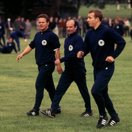 Albert Brülls (li.), Co-Trainer Dettmar Cramer (Mitte) und Horst-Dieter Höttges (alle BR Deutschland) Fußball WM Herren DEUTSCHSPRACHIGE SPORTZEITSCHRIFTEN UND -ZEITUNGEN NUR NACH RÜCKSPRACHE, Weltmeisterschaft 1966 Gruppe Nationalmannschaft, Nationalteam, BRD