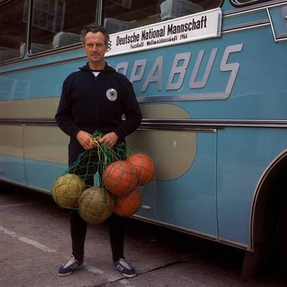 DFB-Zeugwart Heinz Dahn (BR Deutschland) vor dem Mannschaftsbus Fußball WM Herren DEUTSCHSPRACHIGE SPORTZEITSCHRIFTEN UND -ZEITUNGEN NUR NACH RÜCKSPRACHE, Weltmeisterschaft 1966 Einzelbild Nationalmannschaft, Nationalteam