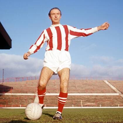 Stanley Matthews (Stoke City FC) zieht ab Fußball Herren DEUTSCHSPRACHIGE SPORTZEITSCHRIFTEN UND -ZEITUNGEN NUR NACH RÜCKSPRACHE, Saison 1964 1965 Einzelbild First Division Stoke City Dynamik,