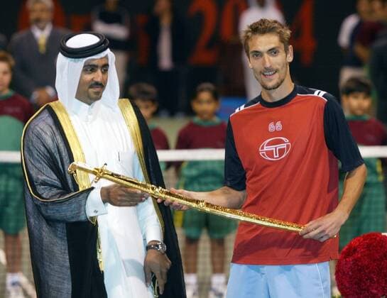 Säbelrasseln: Sieger Nicolas Escude (Frankreich) erhält ein goldenes Schwert von Scheich Mohammad Bin Faleh Al Thani (Katar), Präsident des katarischen Tennisverbandes Tennis Herren Qatar ExxonMobile Open 2004, ATP-Tour, Katar, Vdig Gruppe Doha