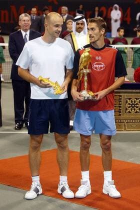 Sieger Nicolas Escude (re., Frankreich) und Ivan Ljubicic (Kroatien) freuen sich bei der Siegerehrung über ihre Trophäen der ExxonMobile Open 2004 Tennis Herren Qatar ExxonMobile Open 2004, ATP-Tour, Katar, Vdig Gruppe Doha