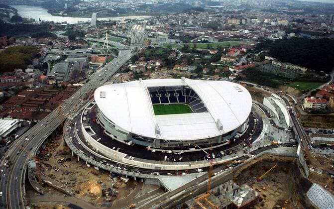 Das neue Dragao Stadion in Porto - Austragungsort der Europameisterschaft 2004 in Portugal Fußball EM Herren Vorschau 2003, Europameisterschaft 2004, Vdig, Euro Totale Stadionumgebung, Außenbereich Anfahrt Porto Parkplatz Parkplätze  