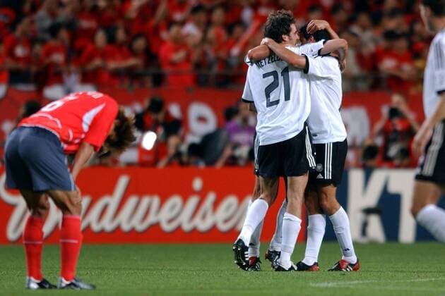Schlußjubel Deutschland - die Südkoreaner lassen die Köpfe hängen Fußball WM Herren Weltmeisterschaft 2002, Länderspiel, Halbfinale, Nationalmannschaft, Nationalteam, Nationaltrikot Totale Seoul Freude, Begeisterung,