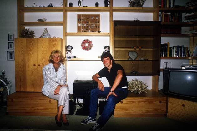 Lothar Matthäus (Bayern) mit seiner Ehefrau Sylvia im neuen Wohnzimmer Fußball 1. BL Herren Saison 1984 1985, FC Bayern München, Gruppe München Freude,