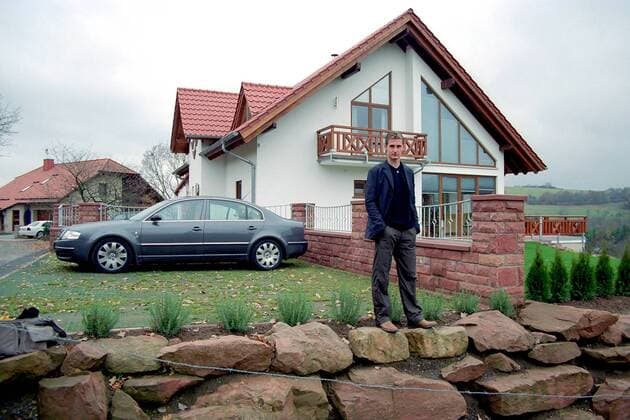 Miroslav Klose (Lautern) vor seinem Haus in Blaubach Fußball 1. BL Herren Saison 2003 2004, 1. FC Kaiserslautern, Homestory, Shooting, Fotoshooting, Fototermin, Vneg Totale Blaubach