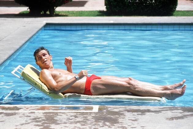 Klaus Augenthaler (BR Deutschland) hat es sich auf einer Liege im Pool gemütlich gemacht Fußball WM Herren Weltmeisterschaft 1986, Nationalmannschaft, Nationalteam, Vneg Einzelbild Monterey
