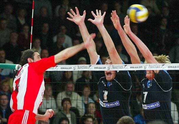 Chrysanthos Kyriazis (Olympiakos, li.) schmettert am Doppelblock von Marco Liefke (Mitte) und Jan Günther (beide SCC Berlin) vorbei Volleyball EC 1 Herren Champions League 2003 2004, SC Charlottenburg Berlin - Olympiakos Piräus 1:3 Gruppe Berlin Dynamik, Kampf, Abwehr,