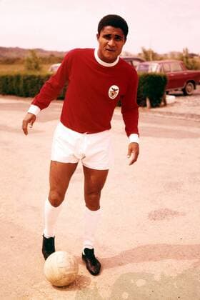 Eusebio (Benfica) am Ball Fußball Herren DEUTSCHSPRACHIGE SPORTZEITSCHRIFTEN UND -ZEITUNGEN NUR NACH RÜCKSPRACHE, Saison 1964 1965 Einzelbild Aufnahmedatum geschätzt Lissabon
