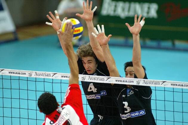 Aleksandar Spirovski (li.) und Eugen Bakumovski (beide SCC Berlin) stellen den Block gegen Ernaldo Gomez (Olympiakos Piräus) Volleyball EC 1 Herren Champions League 2003 2004, SC Charlottenburg Berlin - Olympiakos Piräus 1:3, Vdig Gruppe Berlin Dynamik,
