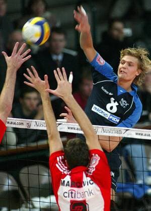 Robert Kromm (SCC Berlin) mit dem Schmetterschlag gegen Milan Markovic (Olympiakos Piräus) Volleyball EC 1 Herren Champions League 2003 2004, SC Charlottenburg Berlin - Olympiakos Piräus 1:3, Vdig Gruppe Berlin Dynamik,
