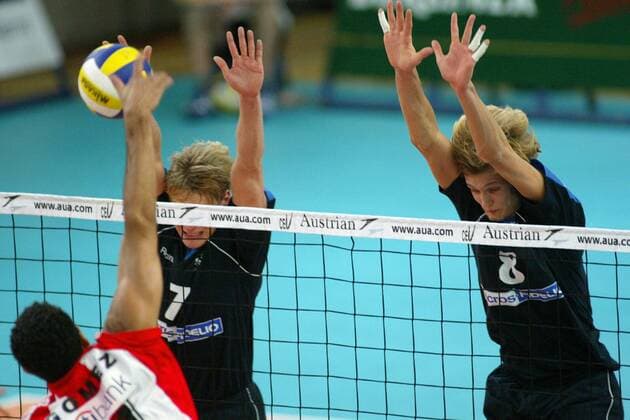 Robert Kromm (re.) und Jan Günther (beide SCC Berlin) stellen den Block gegen Ernaldo Gomez (Olympiakos Piräus) Volleyball EC 1 Herren Champions League 2003 2004, SC Charlottenburg Berlin - Olympiakos Piräus 1:3, Vdig Gruppe Berlin Dynamik,
