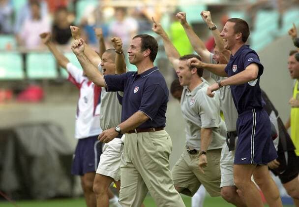 Schlußjubel von Nationaltrainer Bruce Arena (USA, 2.v.li.) und der US-amerikanischen Auswechselbank Fußball WM Herren Weltmeisterschaft 2002, Achtelfinale, Länderspiel, Nationalmannschaft, Nationalteam, Gruppe Bank, Reservebank, Ersatzbank, Spielerbank, Jeonju Freude, Begeisterung,