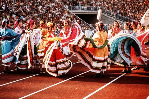 Eine mexikanische Folkloregruppe begleitet als Gastgeber der vorherigen Olympiade die Übergabe der Olympischen Fahne während der Eröffnungszeremonie der Olympischen Spiele 1972 in München Leichtathletik OS Sommer Damen Olympische Spiele 1972, Sommerspiele, Olympia, Olympiade, Eröffnung, Eröffnungsfeier, Feier, Vdia Totale München
