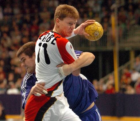 Volker Zerbe (Deutschland, vorn) wird von Mikhail Tchipourine (Rußland) gehalten Handball Länderspiel Herren Länderspiel 2004, Test, Testspiel, Nationalmannschaft, Nationalteam, Nationaltrikot, Gruppe Michail Tschipurin Hannover Dynamik, Kampf,