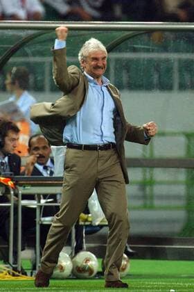 Teamchef Rudi Völler (Deutschland) jubelt Fußball WM Herren Weltmeisterschaft 2002, Länderspiel, Gruppenspiel, Gruppe E, Nationalmannschaft, Nationalteam, Einzelbild Shizuoka Freude, Begeisterung,
