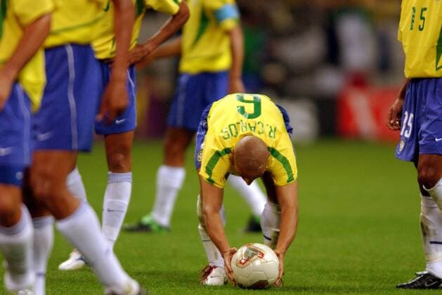 Roberto Carlos (Brasilien) legt sich den Ball zum Freistoß zurecht Fußball WM Herren Weltmeisterschaft 2002, Halbfinale, Länderspiel, Nationalmannschaft, Nationalteam, Nationaltrikot Einzelbild Saitama