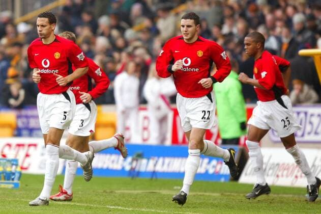 Rio Ferdinand (li.), John O Shea (Mitte) und Fortune (alle Manchester United) laufen nach der Halbzeitpause auf Fußball Herren English Premier League 2003 2004, 1. Englische Liga, Wolverhampton - Manchester United 1:0, ManU, Gruppe Wolverhampton