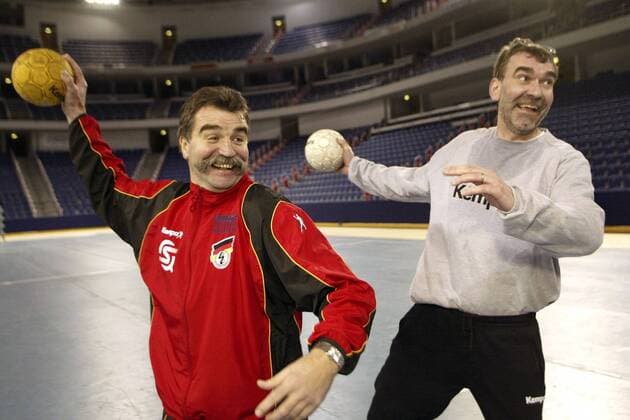 Bundestrainer Heiner Brand (li.) wirft mit Torwarttrainer Andreas Thiel (beide Deutschland) um die Wette Handball Herren Nationalmannschaftstraining 2004, Nationalmannschaft, Nationalteam, Training Gruppe Hannover Freude,