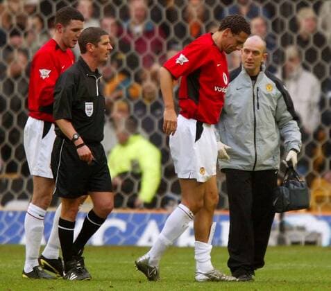 Rio Ferdinand (2.v.re.) verlässt mit Physiotherapeut Rob Swire (re.) den Platz, daneben John O Shea (alle Manchester United) und FIFA-Schiedsrichter Andy D Urso Fußball Herren English Premier League 2003 2004, 1. Englische Liga, Wolverhampton - Manchester United 1:0, ManU, Gruppe Wolverhampton
