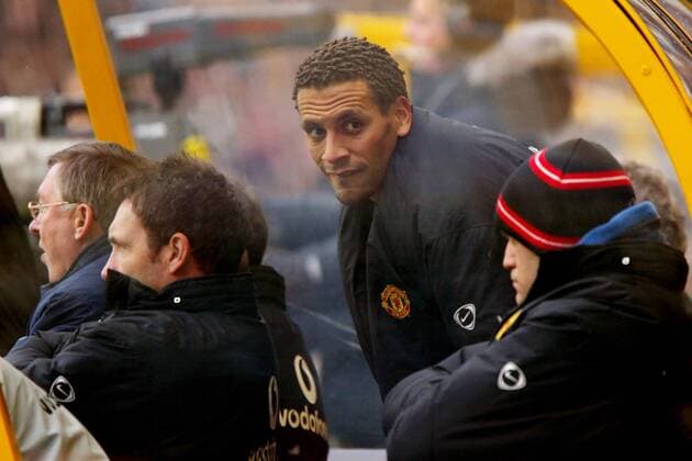 Rio Ferdinand (Manchester United) mit skeptischem Blick auf der Bank Fußball Herren English Premier League 2003 2004, 1. Englische Liga, Wolverhampton - Manchester United 1:0, ManU, Gruppe Wolverhampton Skepsis,