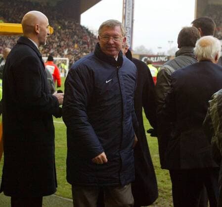 Trainer Sir Alex Ferguson (Manchester United) verlässt mit betroffener Miene das Stadion Fußball Herren English Premier League 2003 2004, 1. Englische Liga, Wolverhampton - Manchester United 1:0, ManU, Gruppe Wolverhampton Enttäuschung, Wut, Spannung