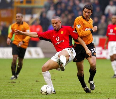 Mikael Silvestre (Manchester United, li.) gegen Ioan Viorel Ganea (Wolverhampton) Fußball Herren English Premier League 2003 2004, 1. Englische Liga, Wolverhampton Wanderers - Manchester United 1:0 Gruppe Wolverhampton Dynamik,