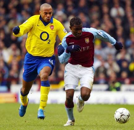 Jay Lloyd Samuel (re., Aston Villa) gegen Thierry Henry (Arsenal) Fußball Herren English Premier League 2003 2004, 1. Englische Liga, Aston Villa - Arsenal London 0:2 Gruppe Birmingham Dynamik, Kampf,