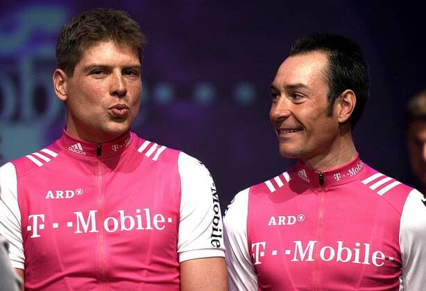 Jan Ullrich (li.) und Erik Zabel (beide Deutschland beide T Mobile) denken genüßlich an die Aufgaben der kommenden Saison Radsport Herren Präsentation 2004, Vorstellung, Pressetermin, Straßenradsport, Straße, Rad Gruppe Mallorca