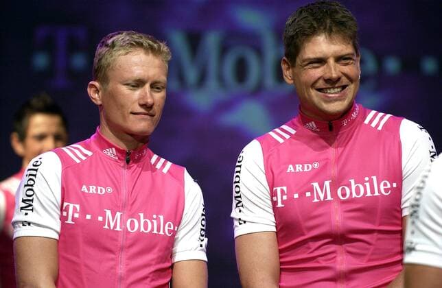 Alexander Winokurow (Kasachstan, li.) und Jan Ullrich (Deutschland) anläßlich der Präsentation des Teams T Mobile Radsport Herren Präsentation 2004, Vorstellung, Pressetermin, Straßenradsport, Straße, Rad Gruppe Mallorca Freude