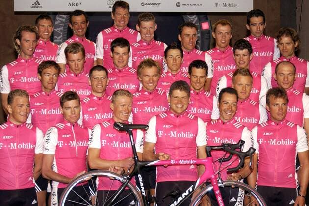 Mannschaftsbild T Mobile, vorn v. li.: Eric Baumann, Cadel Evans, Alexander Winokurow, Jan Ullrich, Erik Zabel, Steffen Wesemann, 2. Reihe: Mario Aerts, Tomas Konecny, Torsten Hiekmann, Andreas Klöden, Matthias Kessler, Sergej Iwanow, 3. Reihe: ... Radsport Herren Präsentation 2004, Vorstellung, Pressetermin, Straßenradsport, Straße, Rad, Mannschaftsfoto Totale Mallorca