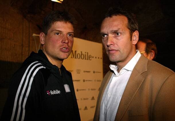 Olaf Ludwig (re.), Pressesprecher und Sportlicher Leiter, und Jan Ullrich (beide Deutschland beide T Mobile) Radsport Herren Präsentation 2004, Vorstellung, Pressetermin, Straßenradsport, Straße, Rad Gruppe Mallorca