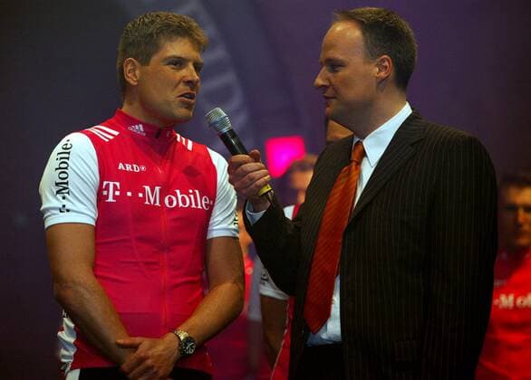 Jan Ullrich (Deutschland) und Moderator Oliver Welke anläßlich der Präsentation des Teams T Mobile Radsport Herren Präsentation 2004, Vorstellung, Pressetermin, Straßenradsport, Straße, Rad Gruppe Mallorca