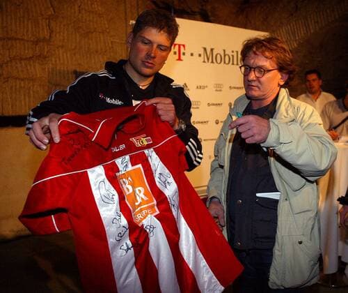 Eisern Ulle - Jan Ullrich (Deutschland T Mobile) bekommt ein Autogrammtrikot des 1. FC Union Berlin überreicht - Die Berliner Fußballer drücken ihm für die neue Saison fest die Daumen Radsport Herren Präsentation 2004, Vorstellung, Pressetermin, Straßenradsport, Straße, Rad Gruppe Mallorca