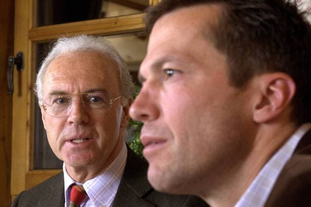 Präsident Franz Beckenbauer (Bayern, li.) redet auf Trainer Lothar Matthäus (Partizan Belgrad) ein Fußball Herren Stangelwirt 2003, FK Partizan Belgrad, FC Bayern München, Stanglwirt Gruppe Kitzbühel
