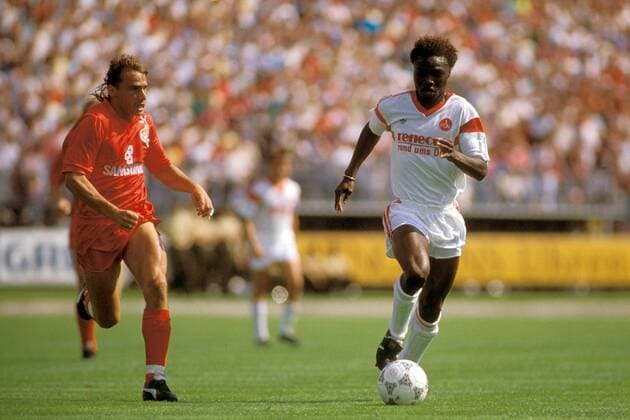 Souleyman Sane (re., Nürnberg) gegen Thomas Allofs (Köln) Fußball 1. BL Herren DEUTSCHSPRACHIGE SPORTZEITSCHRIFTEN UND -ZEITUNGEN NUR NACH RÜCKSPRACHE, Saison 1988 1989 Gruppe 1. FC Nürnberg - 1. FC Köln 0:2 Nürnberg Dynamik,