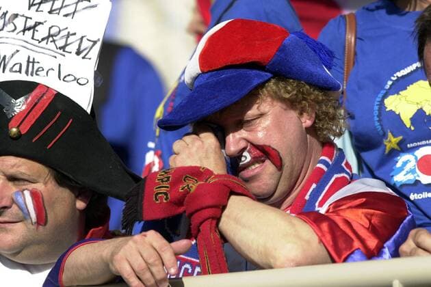 Tiefe Trauer und viele Tränen bei diesem französischen Fan nach dem Ausscheiden seines Teams Fußball WM Herren Weltmeisterschaft 2002, Länderspiel, Gruppenspiel, Gruppe A, Nationalmannschaft, Nationalteam Einzelbild Incheon Enttäuschung, Verzweiflung,
