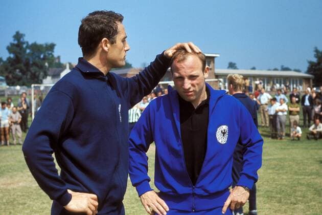 Uwe Seeler, 85. Geburtstag am 5. November Torwart Hans Tilkowski (li.) betracht eine Platzwunde am Kopf von Uwe Seeler (beide BR Deutschland) Fußball WM Herren Weltmeisterschaft 1966, Nationalmannschaft, Nationalteam, Gruppe Komik,