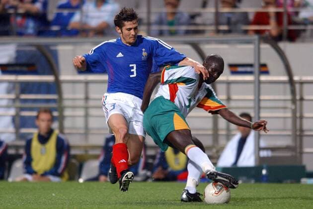Bixente Lizarazu (Frankreich, li.) gegen Moussa N Diaye (Senegal) Fußball WM Herren Weltmeisterschaft 2002, Länderspiel, Gruppenspiel, Gruppe A, Nationalmannschaft, Nationalteam Gruppe Seoul, Eröffnungsspiel Dynamik, Kampf,