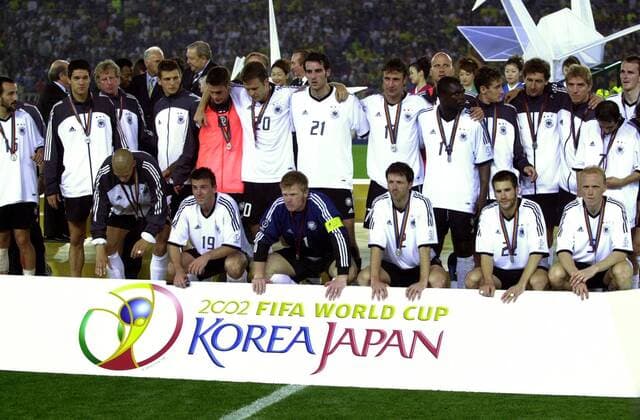 Das deutsche Team versammelt sich enttäuscht zum Mannschaftsfoto - hinten v.li. Jeremies, Ballack, Butt, Kehl, Bierhoff, Metzelder, Bode, Jancker, Asamoah, Klose, Baumann, Rehmer, Neuville, Hamann, vorn Ziege, Schneider, Kahn, Linke, Frings und Ramelow Fußball WM Herren Weltmeisterschaft 2002, Länderspiel, Nationalmannschaft, Nationalteam, Endspiel, Finale, Vdig Totale Yokohama Enttäuschung,